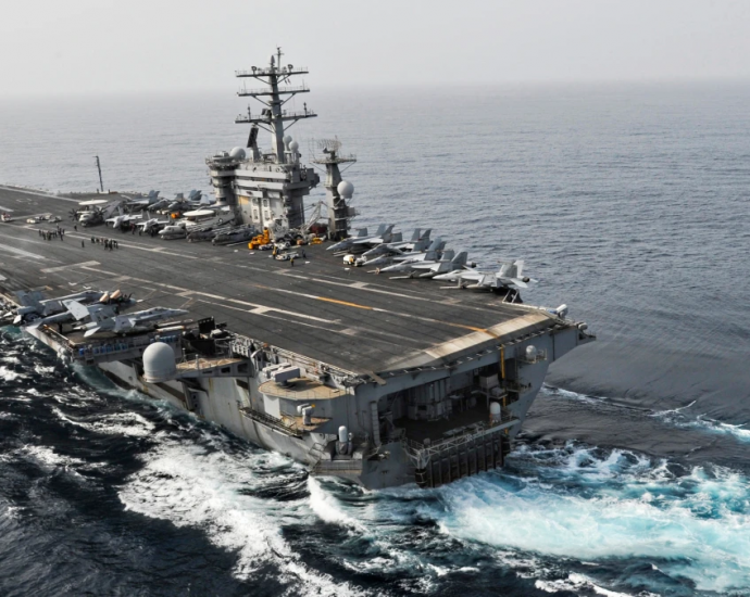 USS Nimitz utanför Oman på väg in i Persiska viken